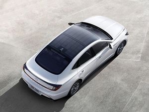 Supporting image for story: Hyundai introduces solar roof charging