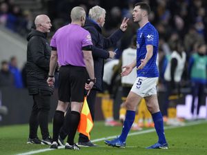 Supporting image for story: David Moyes angry with officials over Michael Keane red card