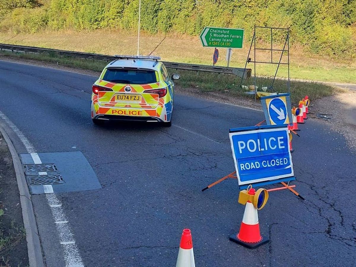 Two men die and five others seriously injured in roundabout crash Two men die and five others seriously injured in roundabout crash
