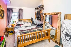 A flat for under £100,000 has come on the market in Oswestry town centre. Pictures: Zoopla