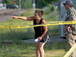 Supporting image for story: FBI probes scene of July 4 parade shooting in Chicago