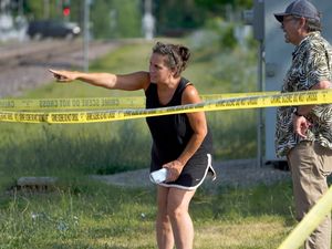 Supporting image for story: FBI probes scene of July 4 parade shooting in Chicago