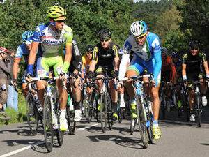 Supporting image for story: Excited crowds welcome cyclists Wiggins and Cavendish