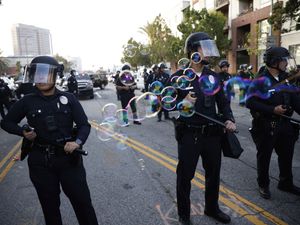 Supporting image for story: Trump orders thousands more troops to Los Angeles despite police warnings