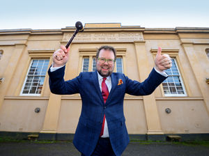 Supporting image for story: Antiques expert helps church raise funds