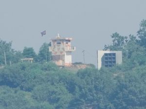 Supporting image for story: South Korea mutes border propaganda to ease tensions with North