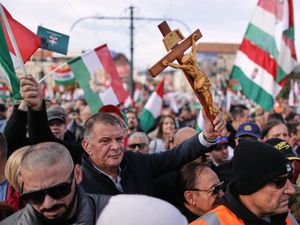 Supporting image for story: Hundreds of thousands of Hungarians attend rival rallies in Budapest