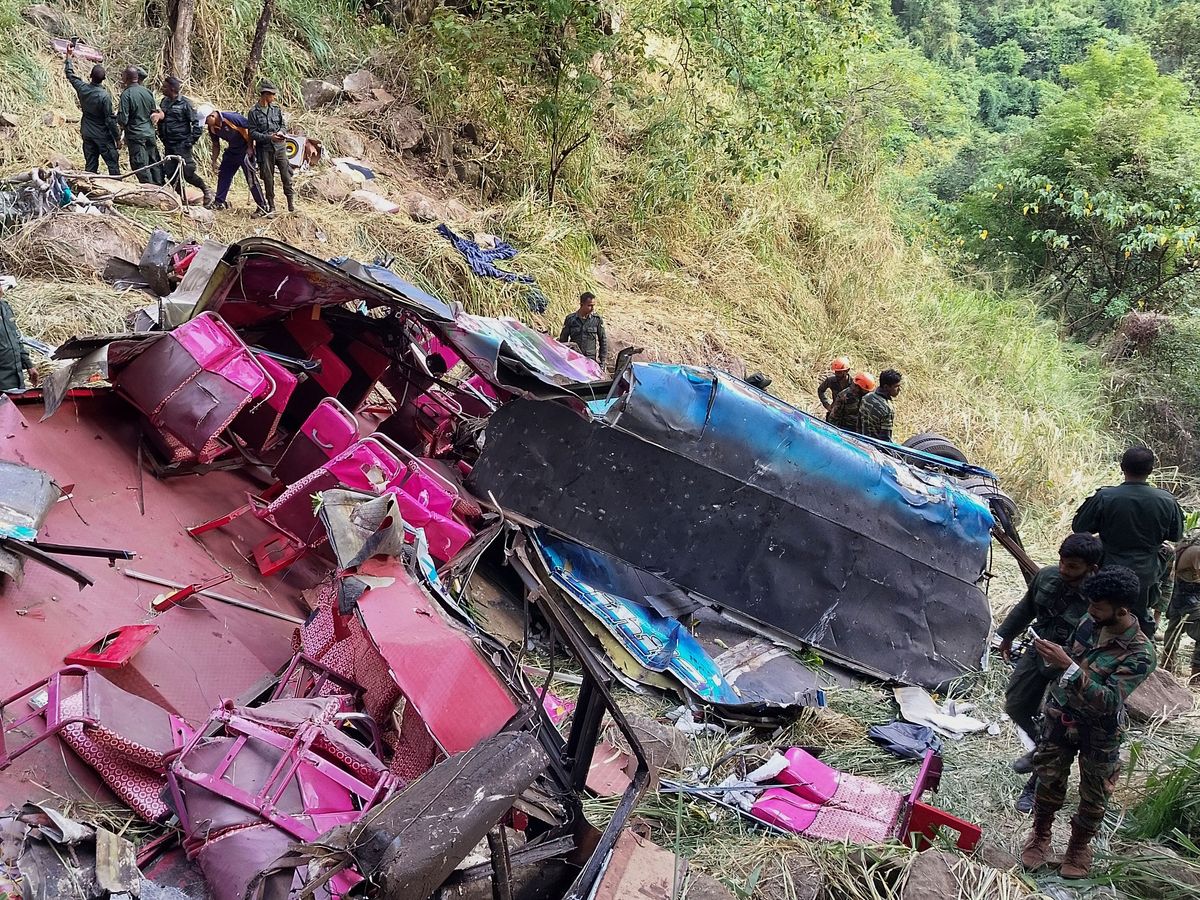 Sri Lanka bus crash leaves 15 dead