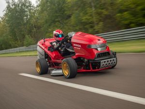 Supporting image for story: This record-breaking Honda lawnmower goes from 0-100mph in six seconds