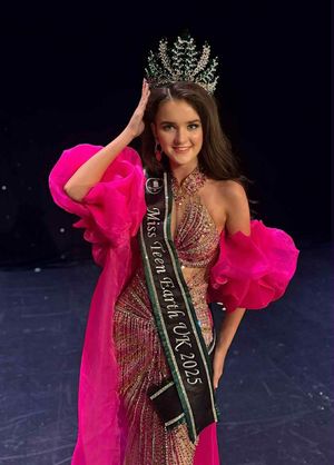 Scarlett Davies crowned Miss Teen Earth UK