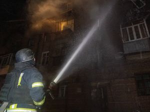 Supporting image for story: Deadly Russian attacks hit Ukraine ahead of talks to end war