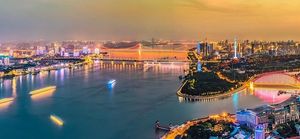 The city divided by the Yangtze river