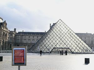 Supporting image for story: French culture minister says Louvre security worked during jewel heist