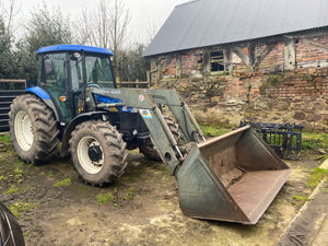 Supporting image for story: Top sale of £20,000 as tractors attract large crowd to Shropshire farm dispersal 