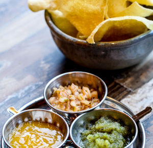 May we begin – poppadoms and chutnies