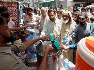 Supporting image for story: Doctors treat hundreds of heatstroke victims as Pakistan hit by heatwave