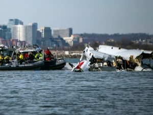 Supporting image for story: Divers return to US river for plane crash recovery and investigation