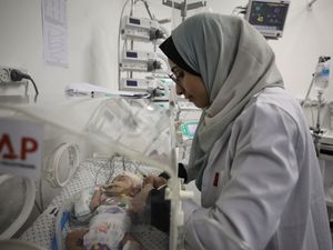 Supporting image for story: Palestinian medics say babies dying from hypothermia in Gaza