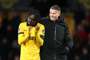 Edwards is all smiles with star boy Matheus Mane (Photo by Brett Patzke - WWFC/Wolves via Getty Images)