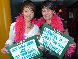 Supporting image for story: Fans power Phil to darts success