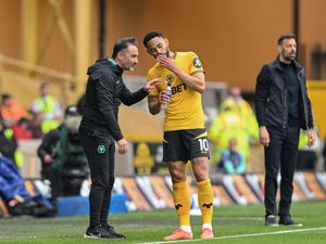 Vitor Pereira speaks with Matheus Cunha