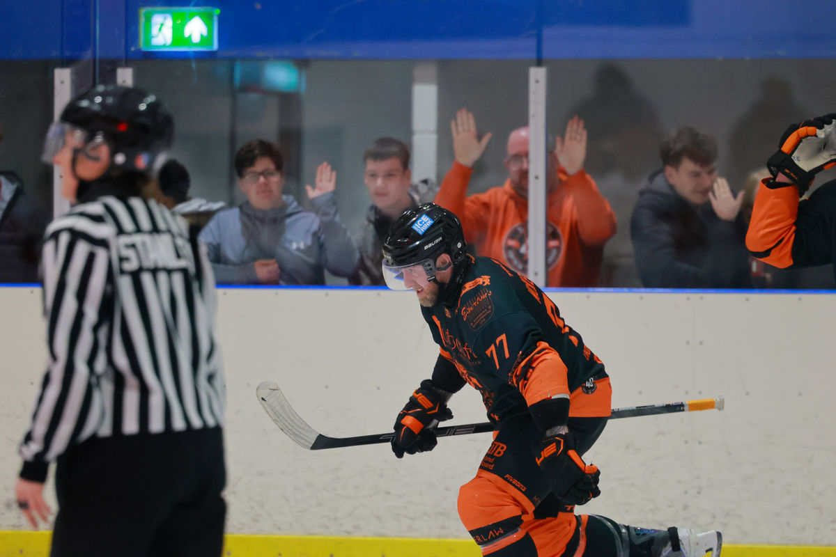 Telford Tigers down leaders Swindon Wildcats late on with skipper the dramatic hero Telford Tigers down leaders Swindon Wildcats late on with skipper the dramatic hero