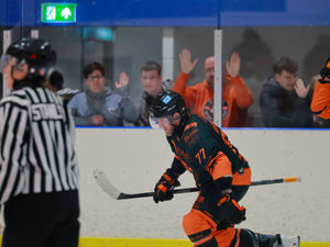Supporting image for story: Telford Tigers down leaders Swindon Wildcats late on with skipper the dramatic hero