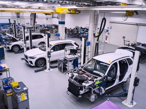 Supporting image for story: BMW kickstarts small-scale production of hydrogen-powered X5
