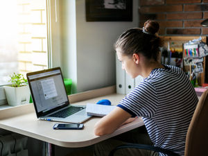Supporting image for story: Home workers lose billions of pounds in unpaid overtime during pandemic
