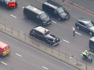 Supporting image for story: Man crosses two lanes of traffic on 35-second sprint to wave at King’s car