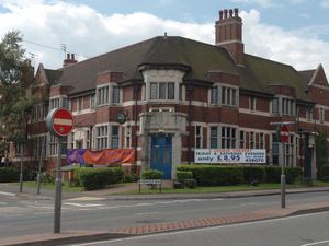 Supporting image for story: Protests continue outside Dudley hotel which has no asylum seekers living there