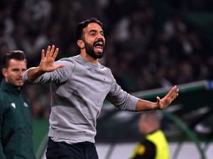 Supporting image for story: New head coach Ruben Amorim meets members of Manchester United squad