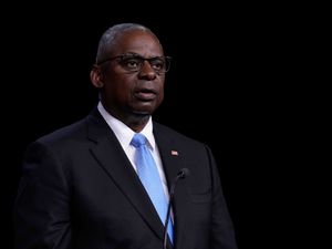 Supporting image for story: Pentagon chief orders submarine to Middle East