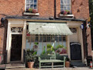 Supporting image for story: Shop worker threatened with knife and assaulted in attempted robbery