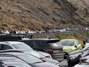 Supporting image for story: Coronavirus: Hundreds head to Snowdon amid 'socially irresponsible' warning