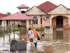 Supporting image for story: More than 30 dead as floods wreak havoc in Malaysia and southern Thailand