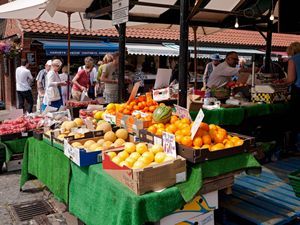 Supporting image for story: Eating fruit could slash effects of air pollution on the lungs, study finds