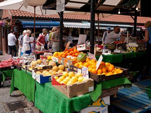 Supporting image for story: Eating fruit could slash effects of air pollution on the lungs, study finds