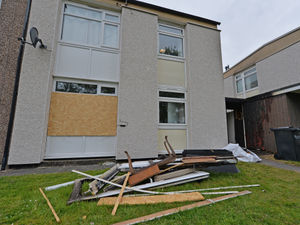 Supporting image for story: Father runs into fire-ravaged home to save daughter trapped inside