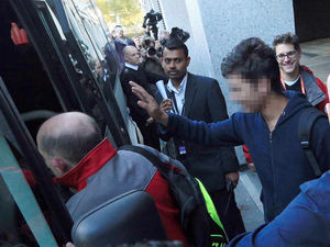 Supporting image for story: Calais jungle children: Calls for ages of refugees to be checked in Britain