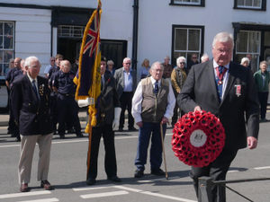 King’s representative Deputy Lieutenant Glyn Morgan lays a wreath on behalf of the King. Image: Andy Compton