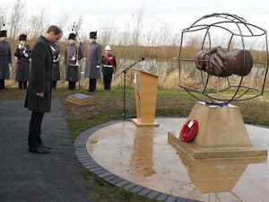 Supporting image for story: Prince William unveils World War One memorial in Staffordshire