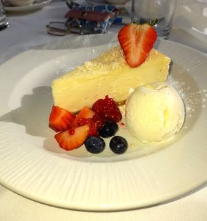 new York Cheesecake, fresh Berries Vanilla ice-cream 