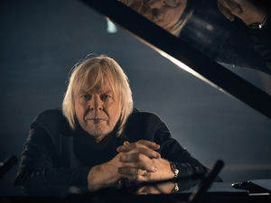 Supporting image for story: Keyboard wizard Rick Wakeman to tell life story at Birmingham show