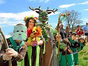 Supporting image for story: Hundreds see triumph of Green Man on Clun Bridge