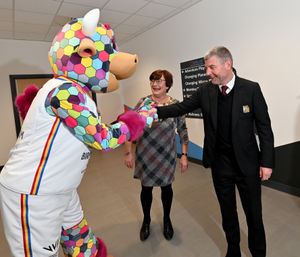 Perry the Bull takes a second to say hello to Denis Irwin