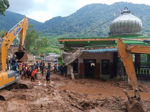 Supporting image for story: Landslide and flash floods leave 16 dead in Sumatra, Indonesia