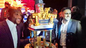 Floyd Mayweather (left) with the cake Paz (right) made