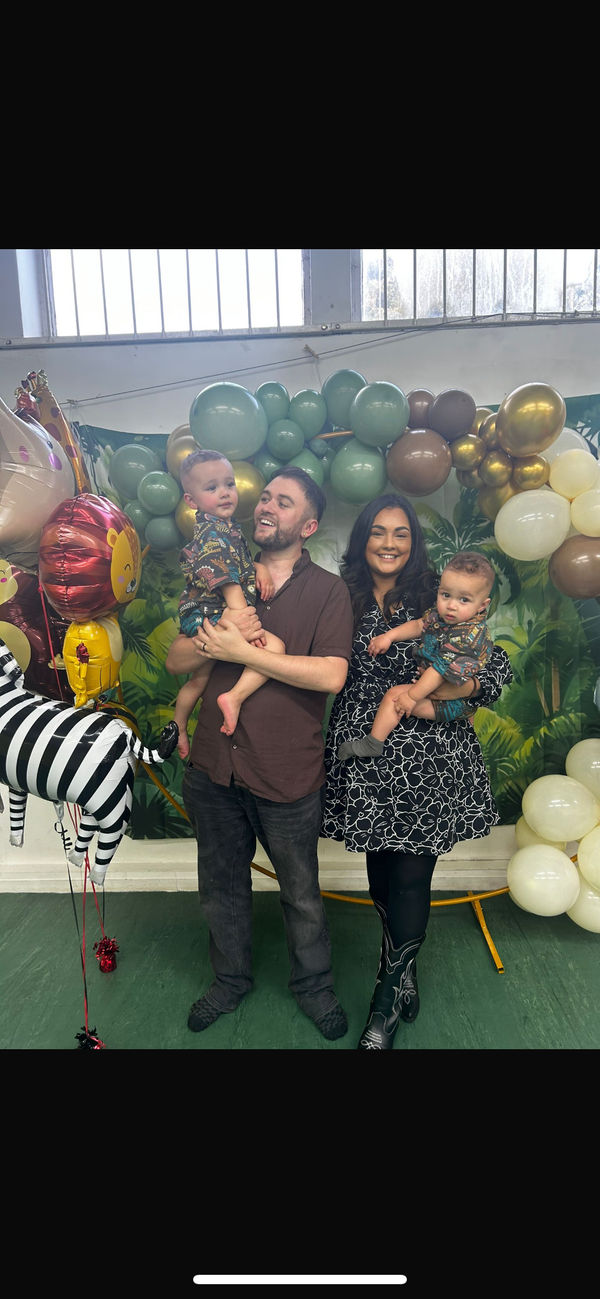 Ezra Barrett avec ses parents Davina et Karl, et son frère Noah.