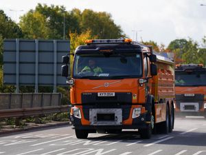Supporting image for story: Gritters halted by 200 cars double parked on road to Peak District beauty spot